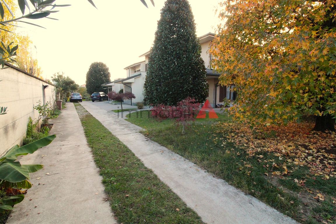 Carugate zona Don Bosco - villa a schiera con box Euro 328.000,00