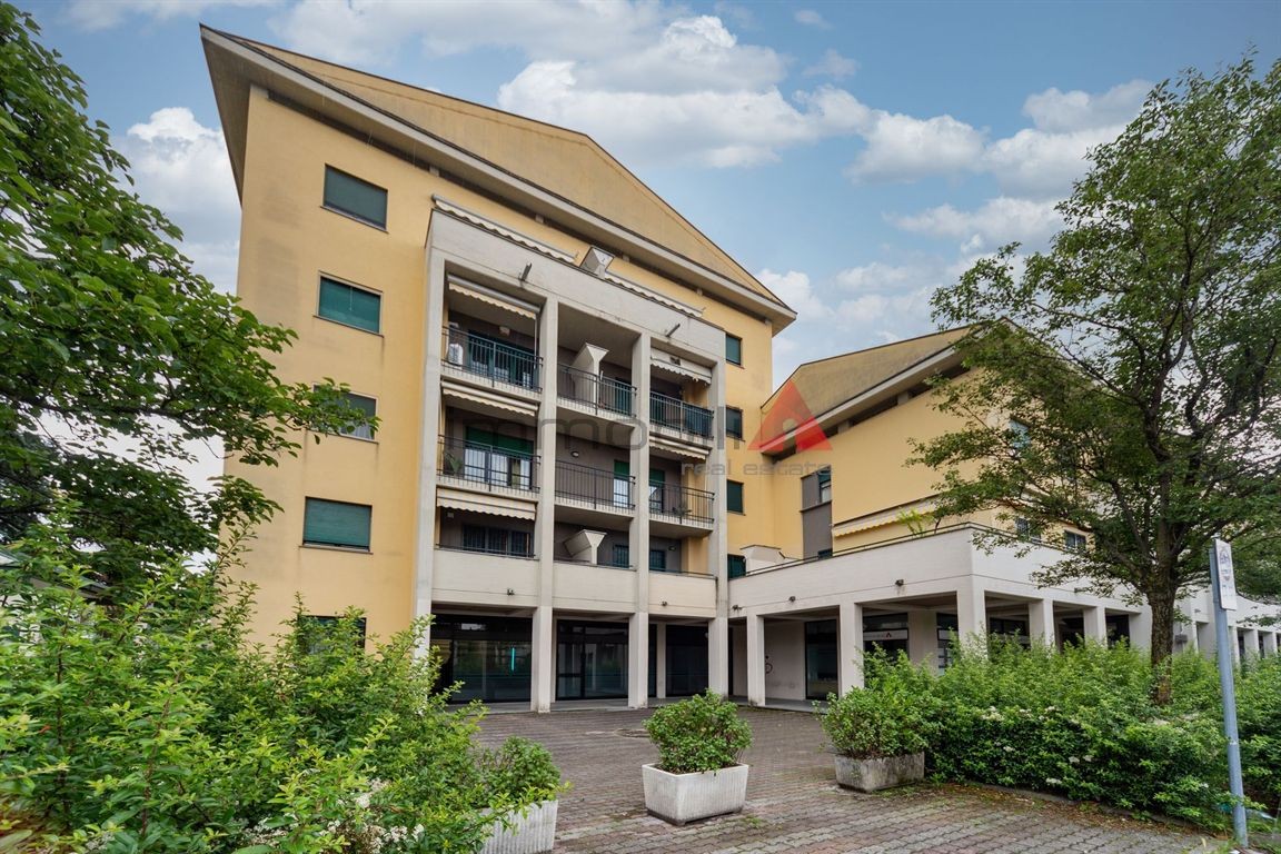 Brugherio - VENDESI Ottimo negozio/ufficio di 170mq