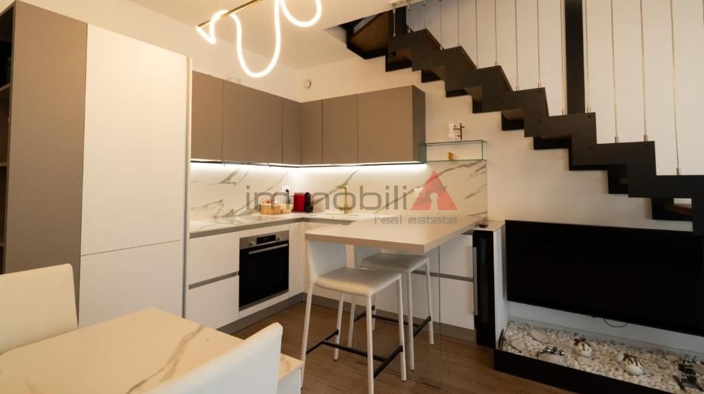 Esclusivo Trilocale di Design con Terrazzo e Parquet – Zona Stazione/Centro