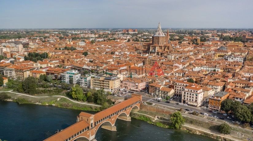 Vendesi intero complesso residenziale e commerciale in paese nella provincia di Pavia