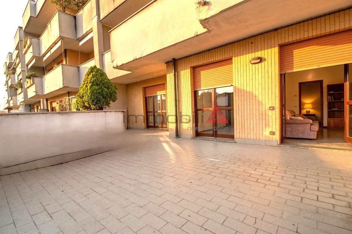 AFFITTASI Ampio 3 locali con terrazzi, cantina e box.