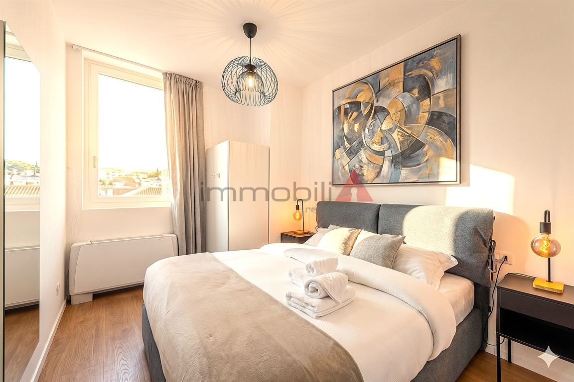 Milano zona Vigentina - Moderna Residenza con Zona Living Open-Space e Posto Auto Coperto