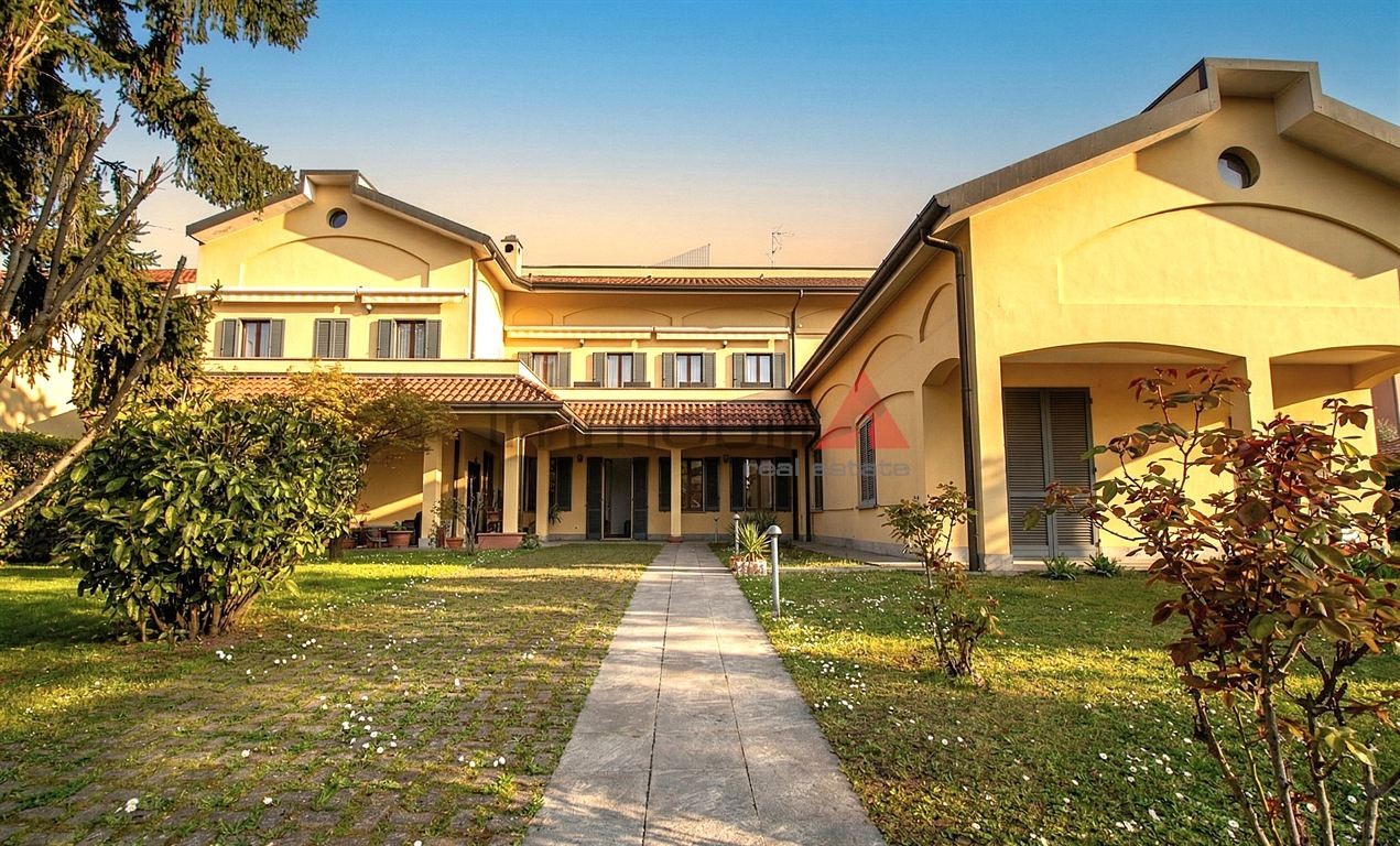 Lissone - Elegante Bilocale Arredato con Cucina Abitabile e Posto Auto Coperto